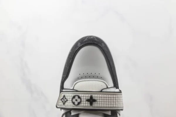 Louis Vuitton Sneaker Black and White X