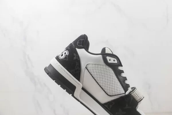 Louis Vuitton Sneaker Black and White X